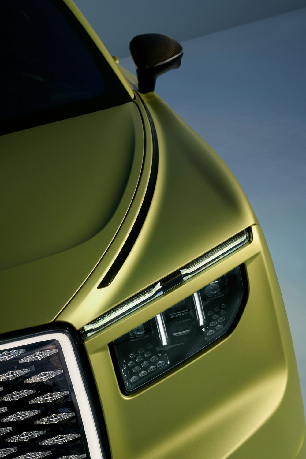 Bentley Torcal kabin iç mekanı, OLED ekran ve direksiyon