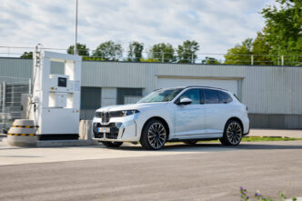BMW iX5 Hydrogen hidrojen dolum istasyonunda