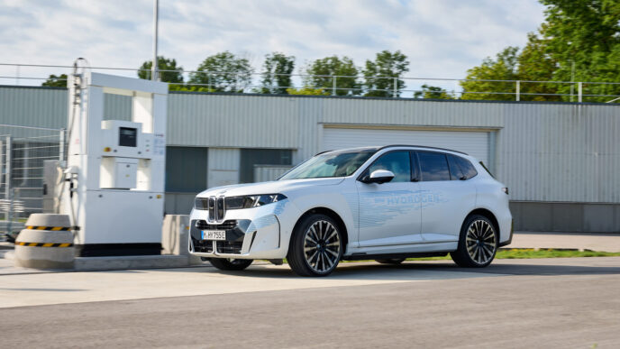 BMW iX5 Hydrogen hidrojen dolum istasyonunda