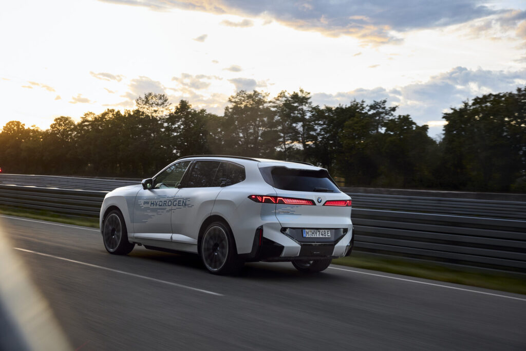 BMW iX5 Hydrogen pist testinde arkadan görünüm