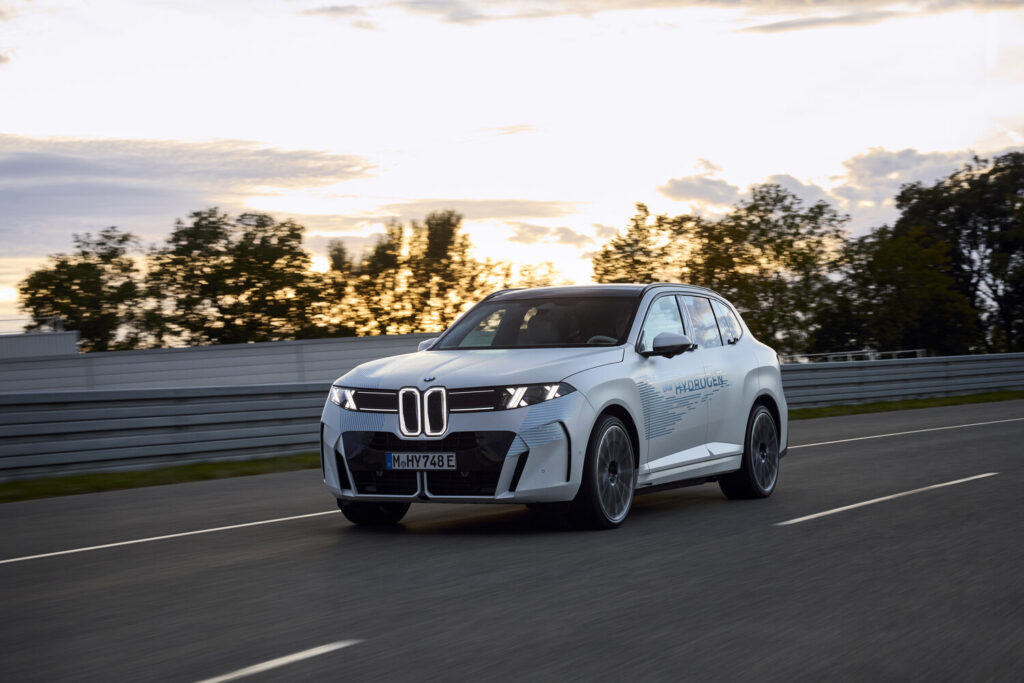 BMW iX5 Hydrogen pist testinde önden görünüm