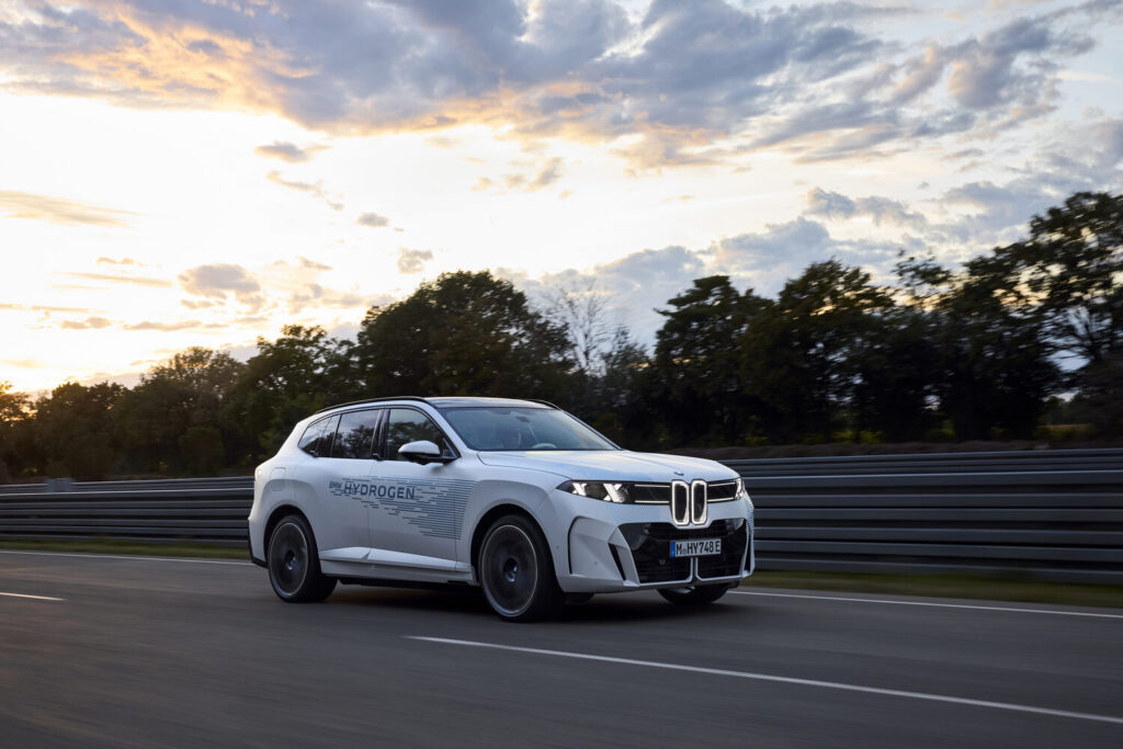BMW iX5 Hydrogen yandan sürüş görüntüsü