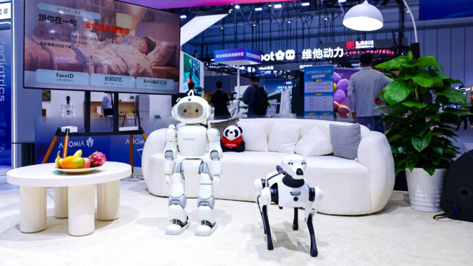 Chery AiMOGA'nın Mobo robotu ve dört ayaklı Argos robotu ev ortamında