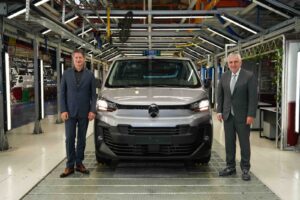 Citroën CEO’su Xavier Chardon ve Tofaş CEO’su Cengiz Eroldu Bursa Fabrikası üretim hattında