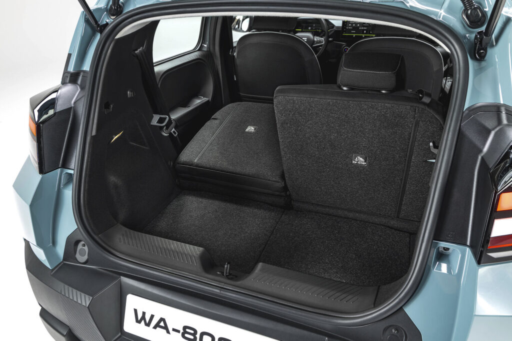 Yeni Dacia Spring'in 337 litrelik bagajı ve katlanabilir arka koltuk sırtlığı