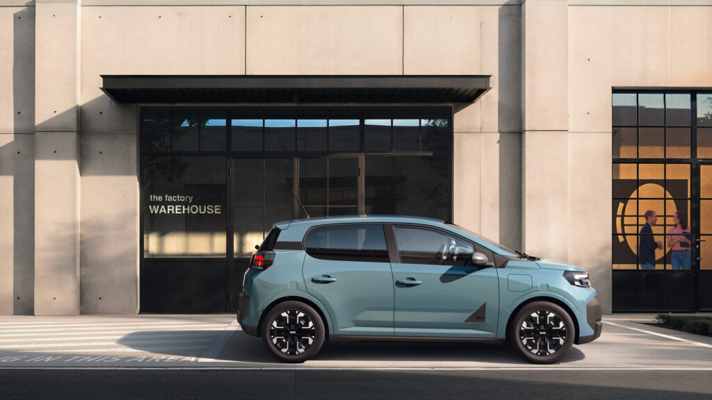Yeni Dacia Spring'in yandan görünümü; önceki nesle göre 18 cm daha geniş gövde