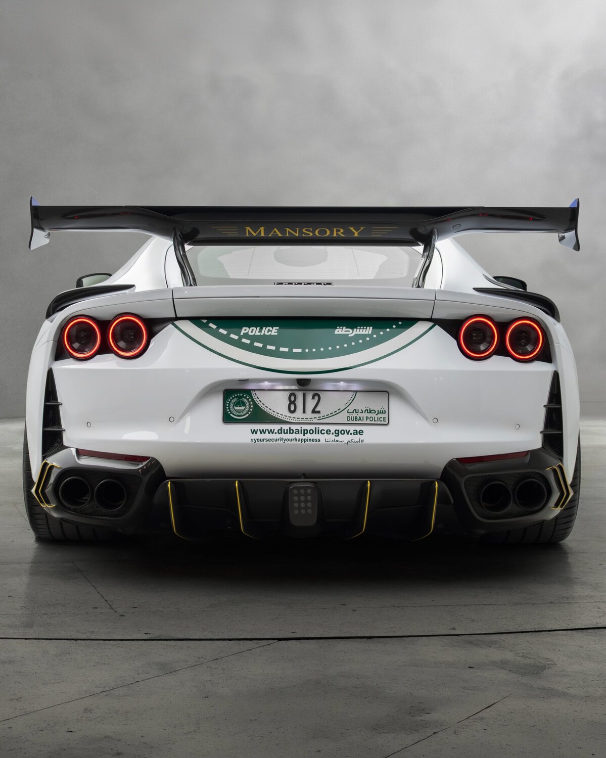 Dubai Polisi Mansory Ferrari 812 Superfast arkadan görünüm ve Mansory kanat detayı
