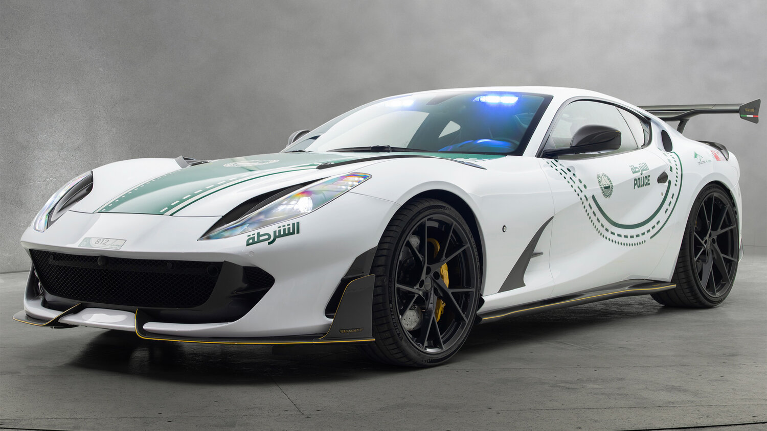 Dubai Polisi Mansory Ferrari 812 Superfast ön üç çeyrek görünüm