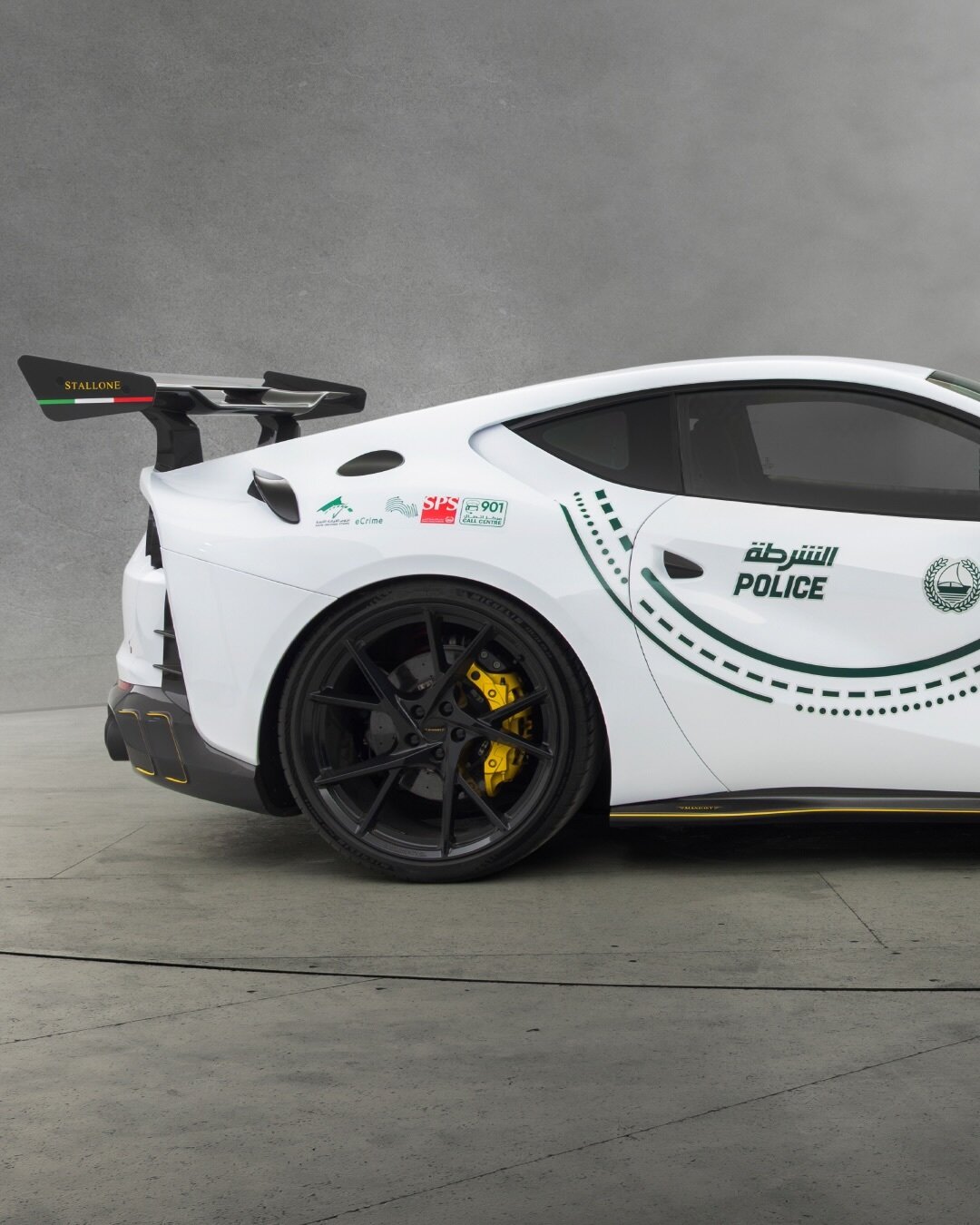 Dubai Polisi Mansory Ferrari 812 Superfast yandan görünüm