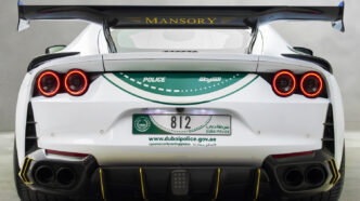 Dubai Polisi Mansory Ferrari 812 Superfast ön üç çeyrek manşet görünüm
