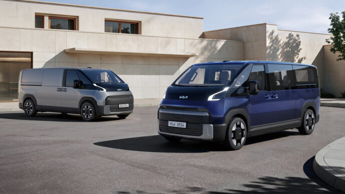 Kia PV7 Cargo ve Passenger elektrikli ticari araç modelleri yan yana