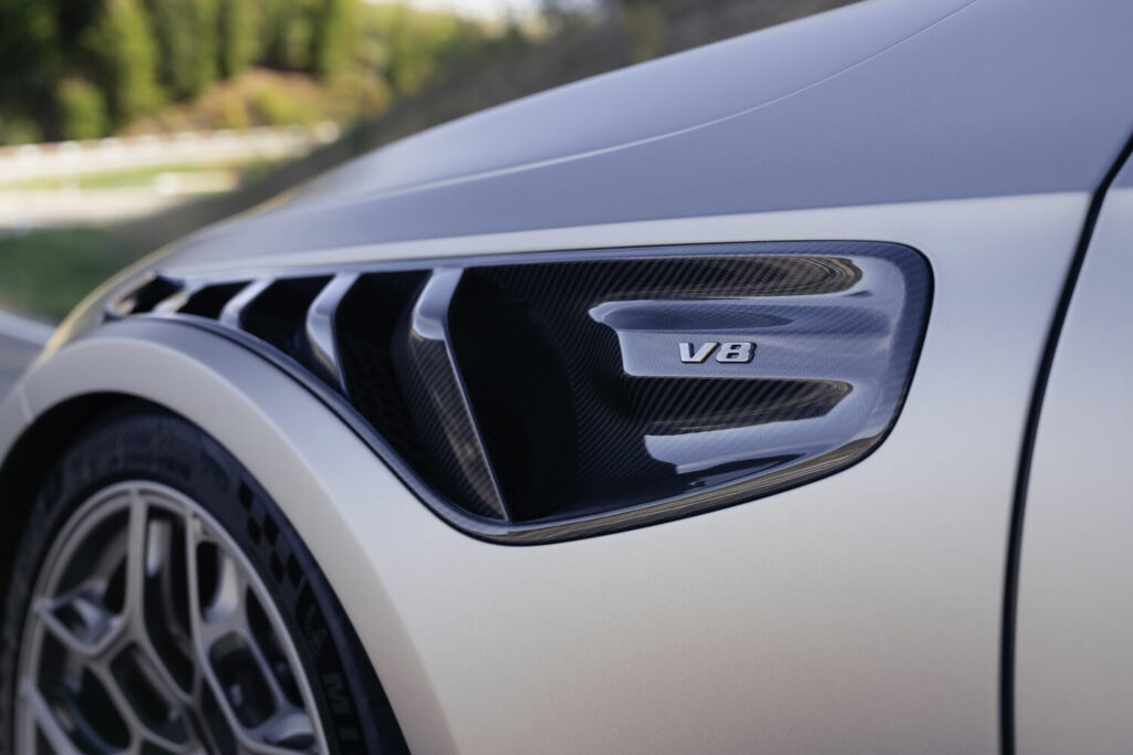 Mercedes-AMG CLE 646 Spezialanfertigung karbon çamurluk detayı