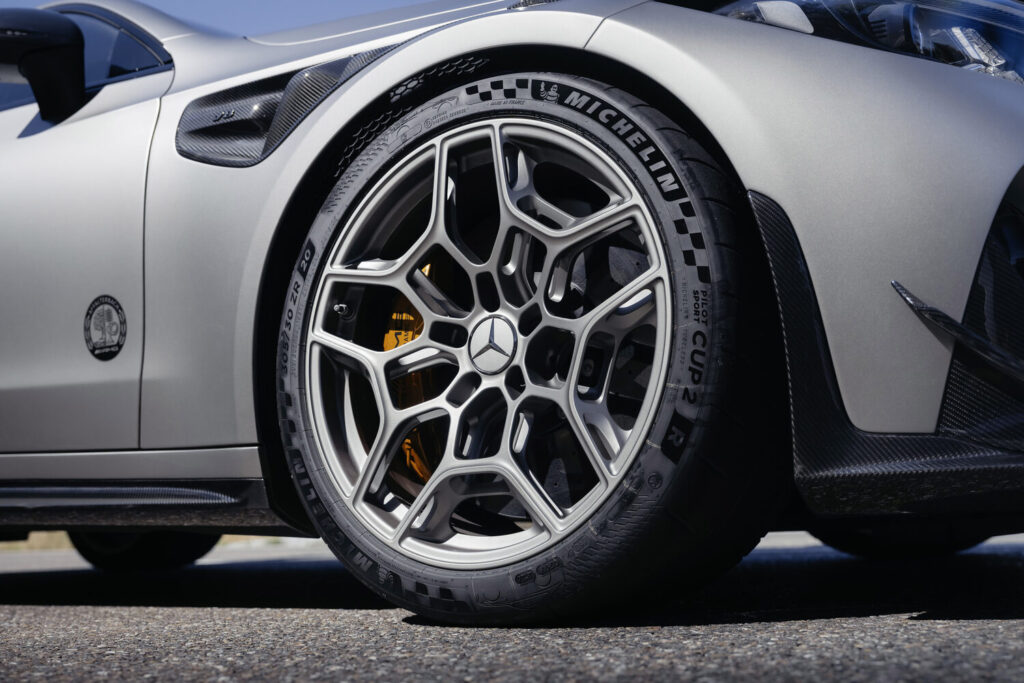 Mercedes-AMG CLE 646 Spezialanfertigung seramik fren ve jant detayı