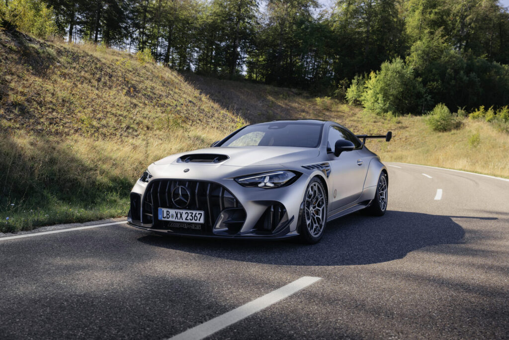 Mercedes-AMG CLE 646 Spezialanfertigung yolda önden görünüm
