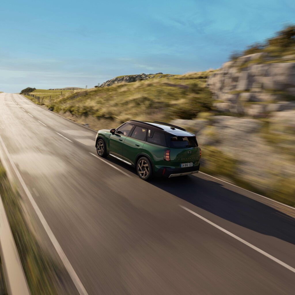 Tamamen Elektrikli MINI Countryman Favoured Plus yolda arkadan sürüş görüntüsü