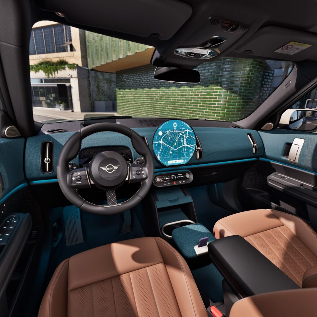 Tamamen Elektrikli MINI Countryman Favoured Plus kabin ve MINI Navigasyon AR ekranı
