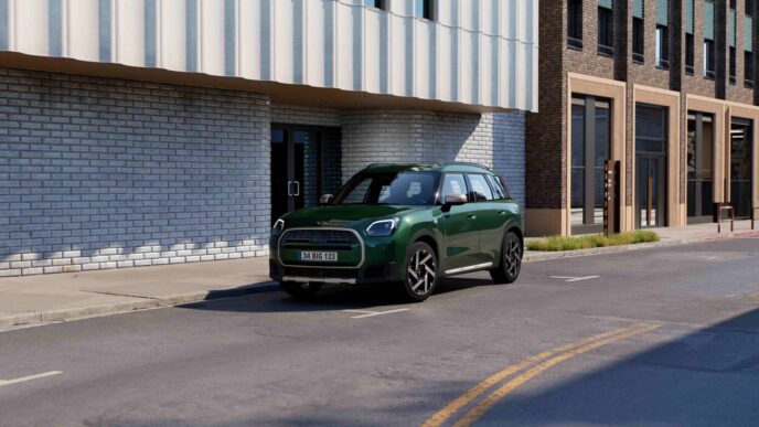 Tamamen Elektrikli MINI Countryman Favoured Plus şehirde önden görünüm