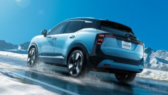 Nissan Kicks e-POWER hibrit modeli karlı bir yolda sürüş halinde