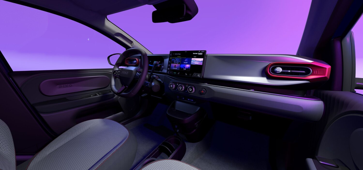 Nissan Pixo kabin iç mekanı ve dijital gösterge paneli