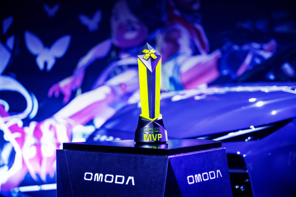 VCT EMEA Grand Finals MVP kupası, OMODA logolu podyumda