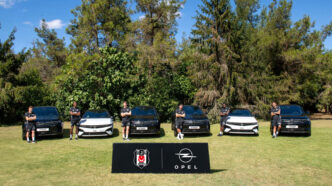 Opel ve Beşiktaş JK otomotiv sponsorluğu iş birliği tanıtım görseli, futbolcular ve Opel araçlarıyla