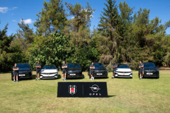 Opel ve Beşiktaş JK otomotiv sponsorluğu iş birliği tanıtım görseli, futbolcular ve Opel araçlarıyla