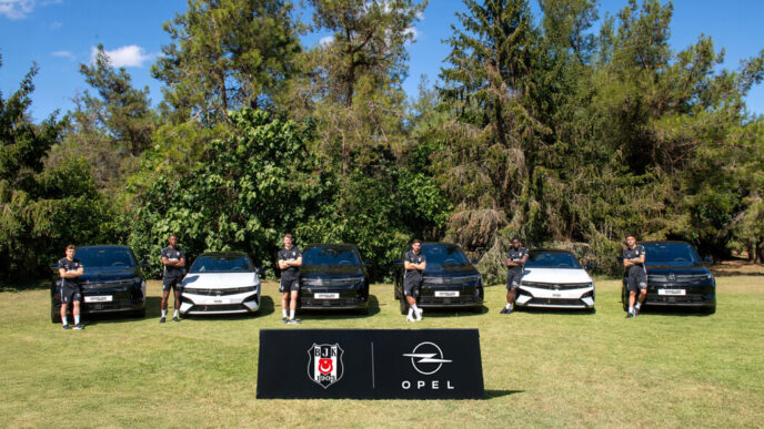 Opel ve Beşiktaş JK otomotiv sponsorluğu iş birliği tanıtım görseli, futbolcular ve Opel araçlarıyla