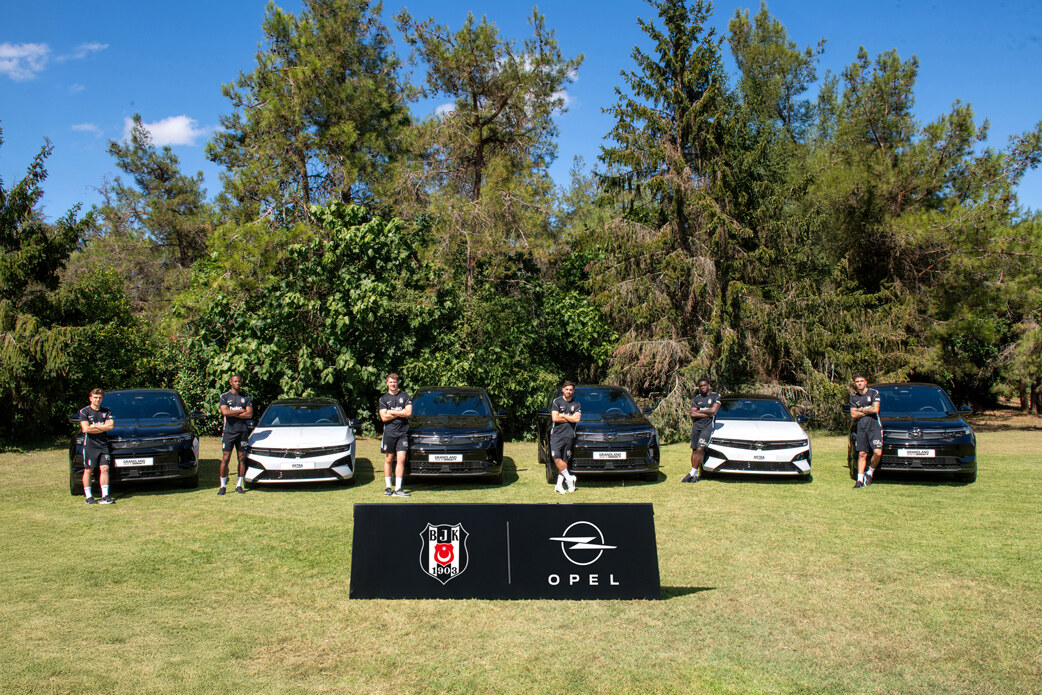 Opel ve Beşiktaş JK otomotiv sponsorluğu iş birliği tanıtım görseli, futbolcular ve Opel araçlarıyla