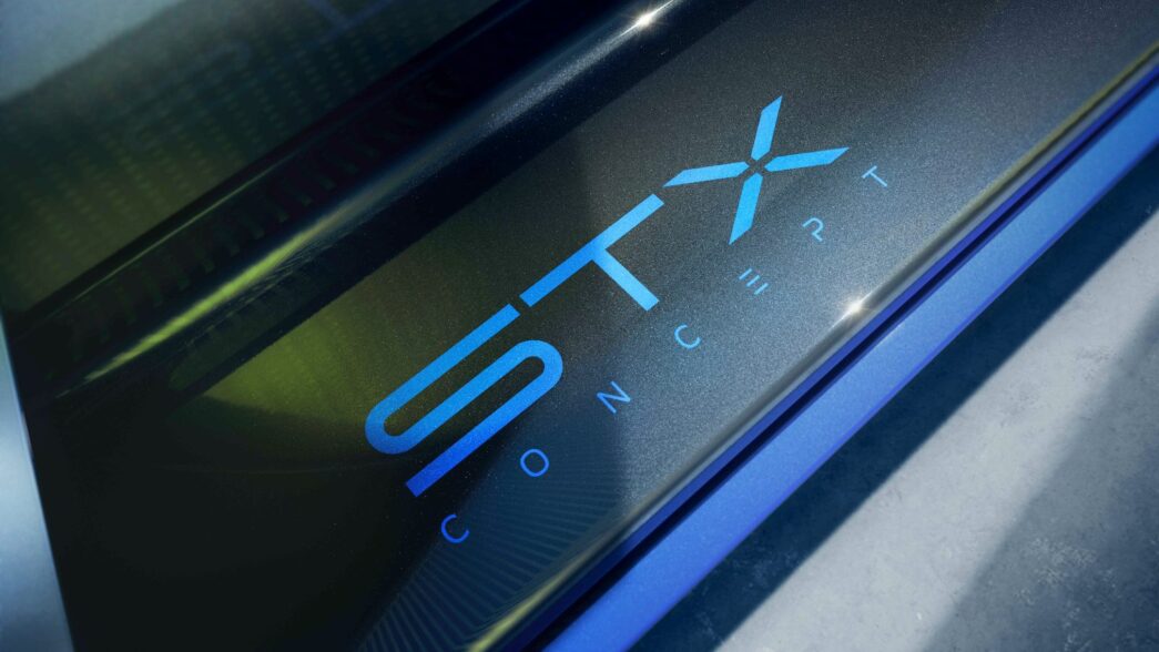 Opel STX Concept logosu ve konsept otomobilin gövde detayı