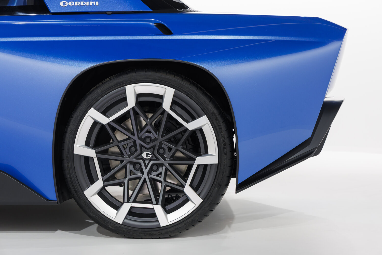 Renault 8 Gordini Concept jant tasarımı ve GORDINI amblemi