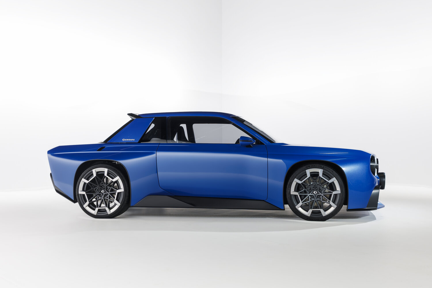 Renault 8 Gordini Concept yan profil, 270 hp elektrikli konsept
