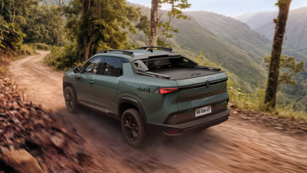 Renault Niagara 4x4 versiyonu toprak yolda arazi sürüşünde