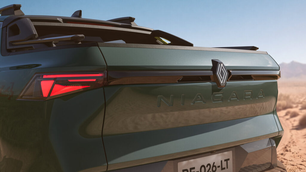 Renault Niagara arka bölümünde metale basılmış NIAGARA yazısı ve stop lambaları