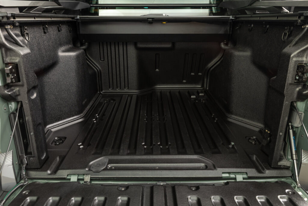 Renault Niagara 938 litrelik kasası ve bağlama halkaları