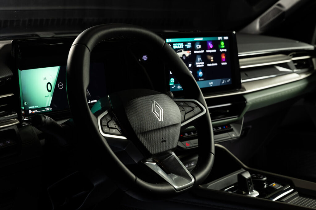 Renault Niagara kokpiti, 10,1 inç multimedya ve 10,2 inç dijital gösterge ekranı