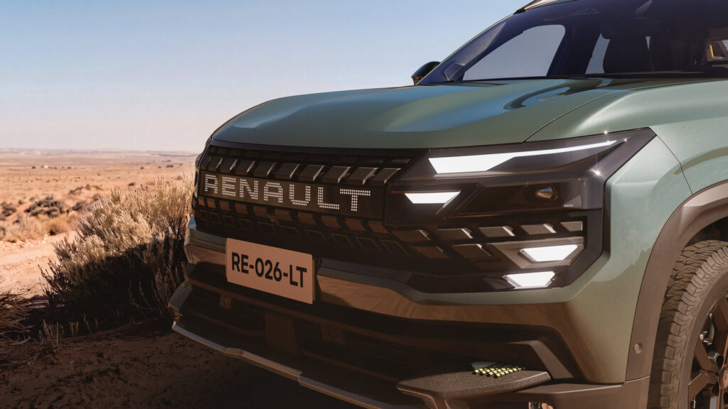 Renault Niagara ön ızgarasında RENAULT yazısı ve full LED farlar