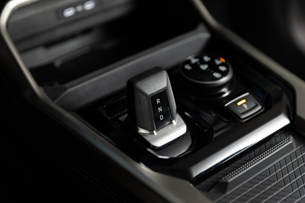 Renault Niagara merkez konsolunda e-shifter ve sürüş modu seçme düğmesi