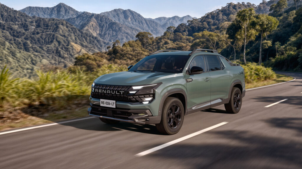 Renault Niagara pick-up dağ yolunda seyir hâlinde