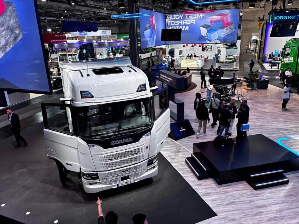 Scania BEV A6x2NB 44R tam elektrikli çekici
