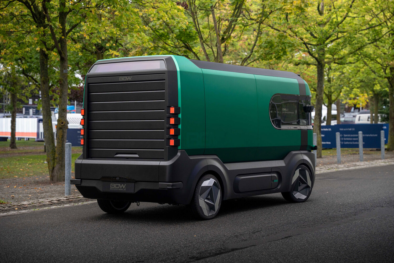 Stellantis Box-on-Wheels konseptinin arkadan otonom sürüş görüntüsü