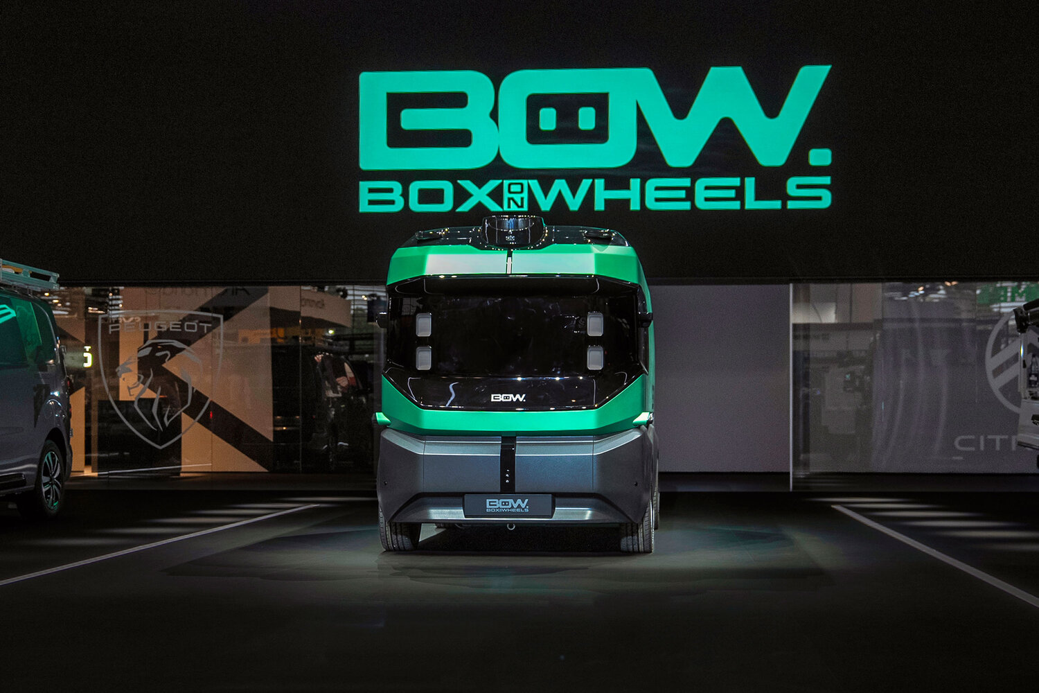 Stellantis Box-on-Wheels konseptinin BOW logosu önünde stüdyo görüntüsü