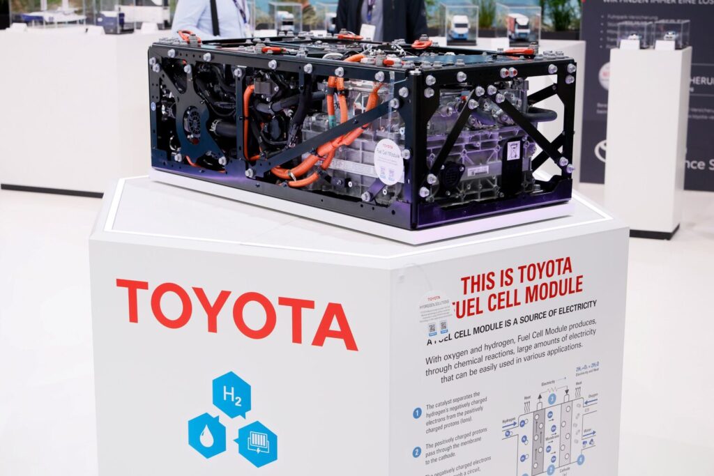 Toyota hidrojen yakıt hücresi modülü fuar standında