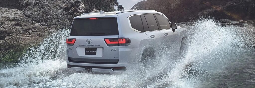 Toyota Land Cruiser 300 su geçişi sırasında arkadan görünüm