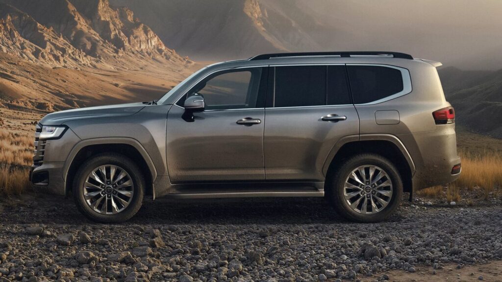 Toyota Land Cruiser 300'ün yandan görünümü