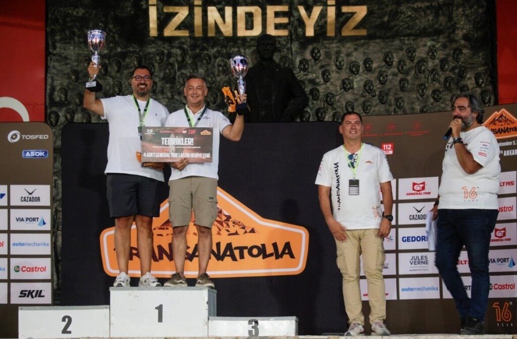 TransAnatolia 2026 General Tire Cup kazananları Murat Ali İçoğulları ve Kerem Eldem kupa töreninde