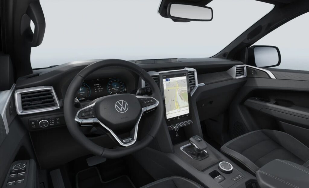 Volkswagen Amarok Dark Label iç mekan ve dijital kokpit görünümü