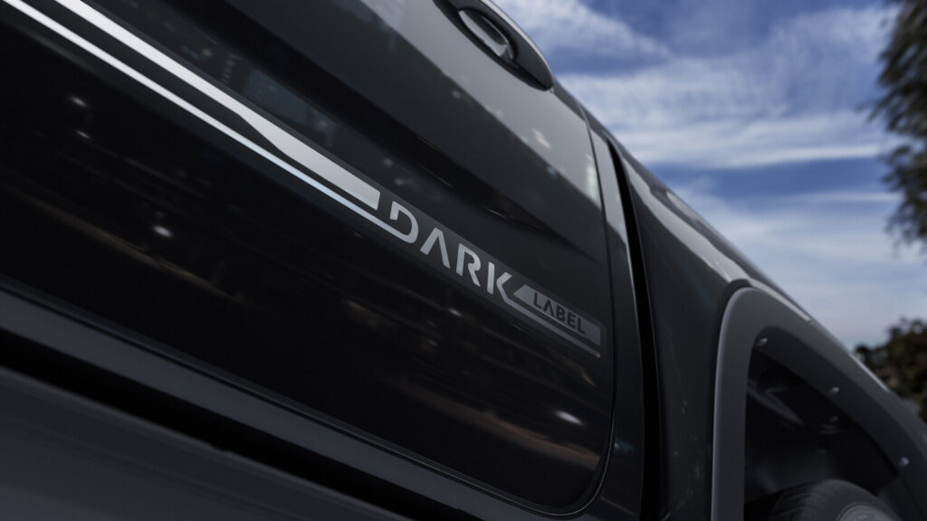 Volkswagen Amarok Dark Label yan camında Dark Label yazısı detayı