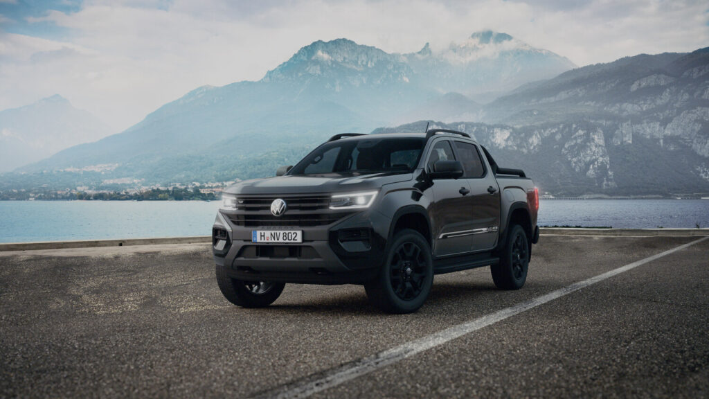 Volkswagen Amarok Dark Label göl kenarında önden 3-4 açıdan görünümü