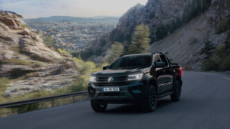 Volkswagen Amarok Dark Label özel serisi dağlık yolda sürülürken