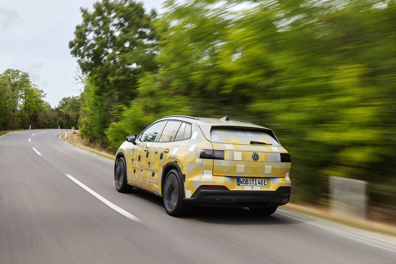 2027 Volkswagen ID. Tiguan kamuflajlı prototipinin arka yan görünümü